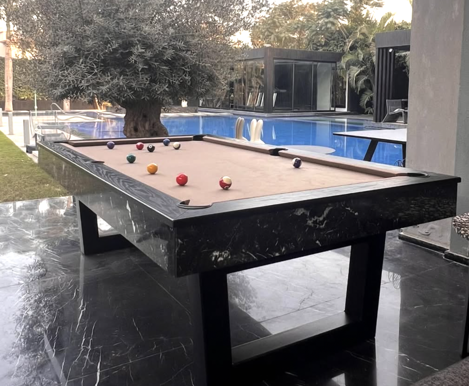 Marble – Black, U‑Frame, Camel Cloth